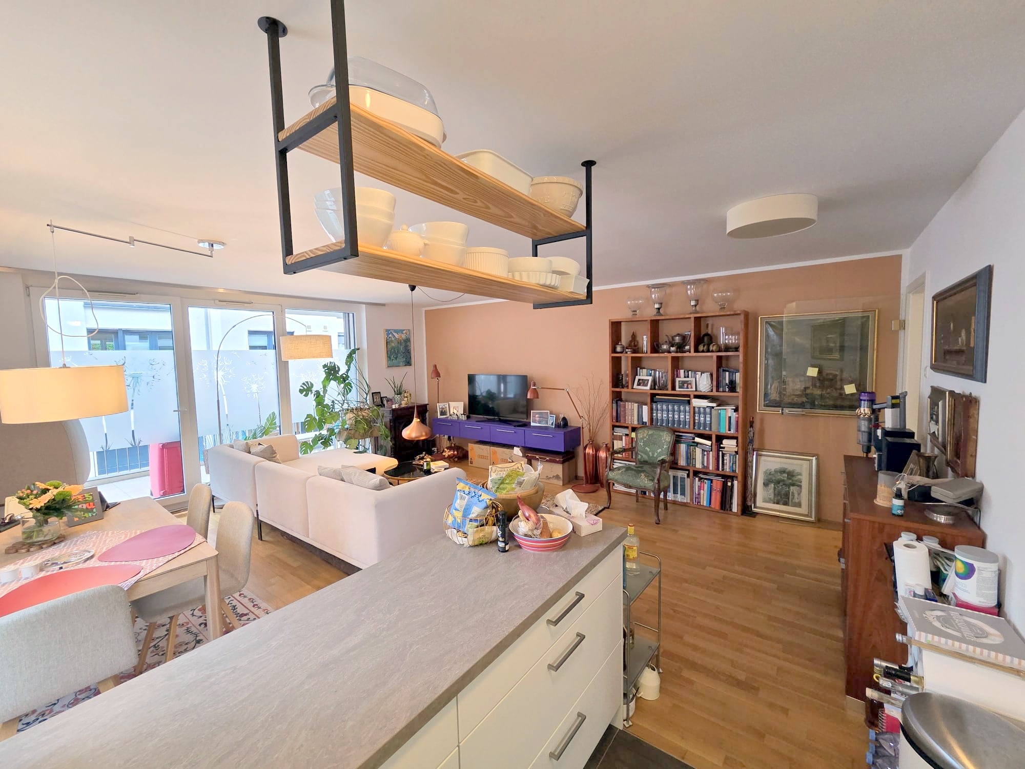 Privatstraße Sachsenhausen: Attraktive 3-Zimmer-Wohnung mit großem Balkon + Einbauküche + TG-Platz