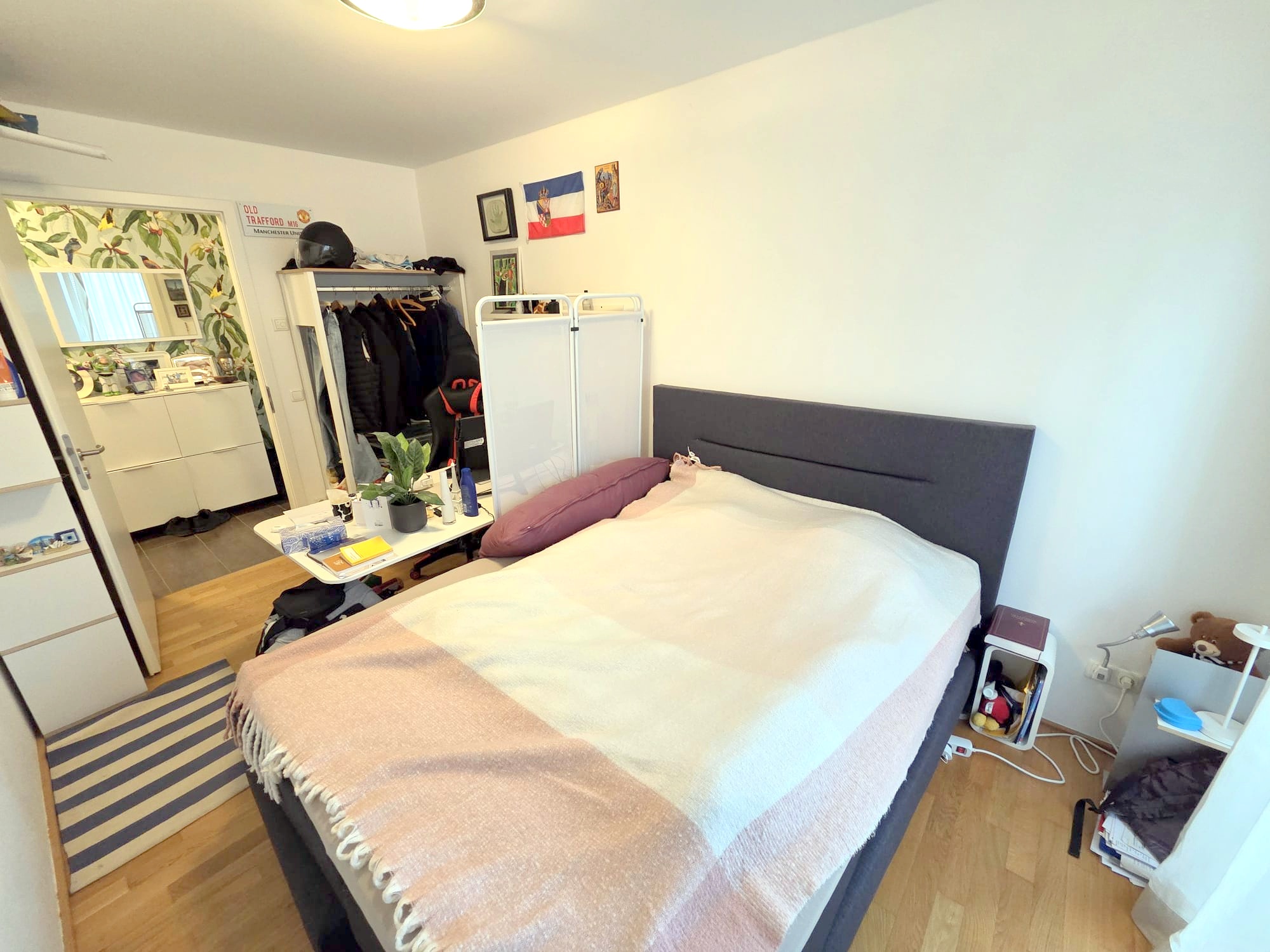 Privatstraße Sachsenhausen: Attraktive 3-Zimmer-Wohnung mit großem Balkon + Einbauküche + TG-Platz