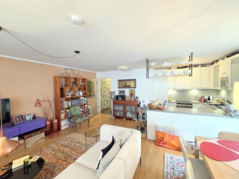 Privatstraße Sachsenhausen: Attraktive 3-Zimmer-Wohnung mit großem Balkon + Einbauküche + TG-Platz