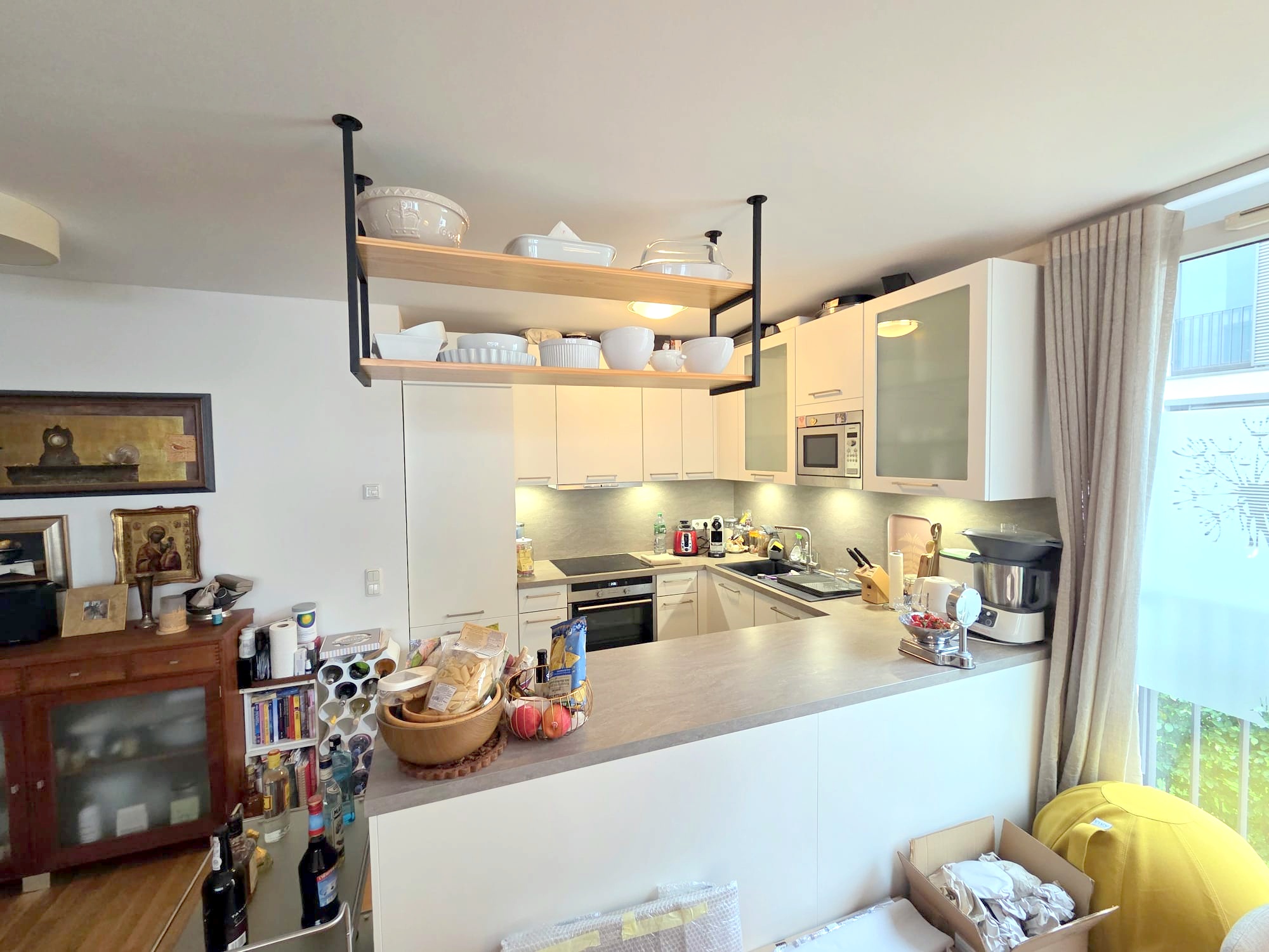Privatstraße Sachsenhausen: Attraktive 3-Zimmer-Wohnung mit großem Balkon + Einbauküche + TG-Platz