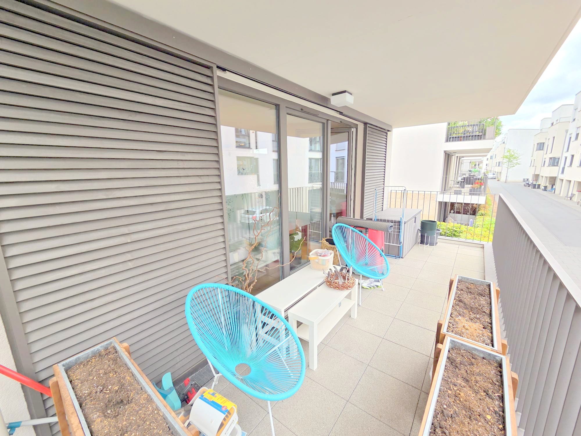 Privatstraße Sachsenhausen: Attraktive 3-Zimmer-Wohnung mit großem Balkon + Einbauküche + TG-Platz