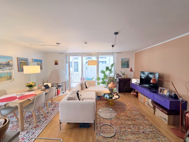 Privatstraße Sachsenhausen: Attraktive 3-Zimmer-Wohnung mit großem Balkon + Einbauküche + TG-Platz