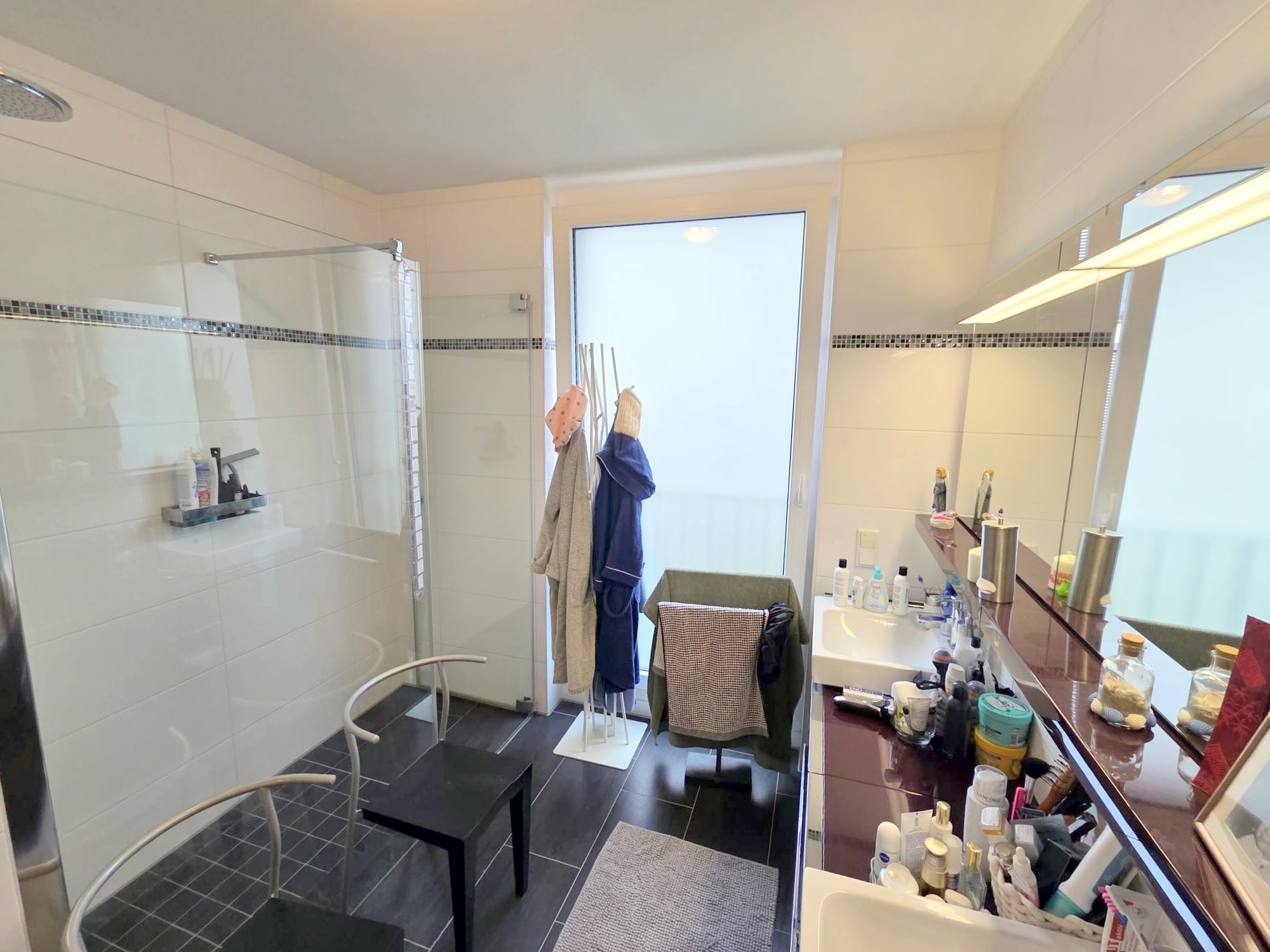 Privatstraße Sachsenhausen: Attraktive 3-Zimmer-Wohnung mit großem Balkon + Einbauküche + TG-Platz