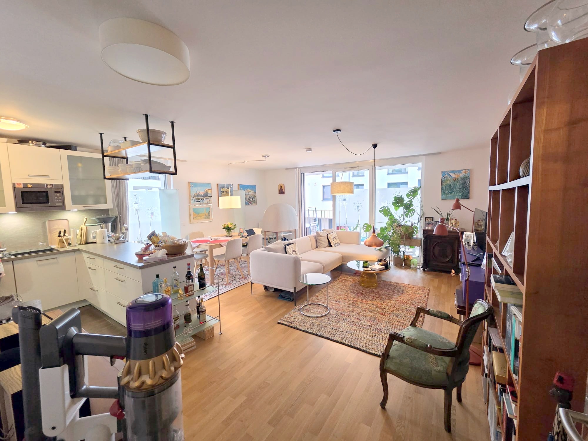 Privatstraße Sachsenhausen: Attraktive 3-Zimmer-Wohnung mit großem Balkon + Einbauküche + TG-Platz