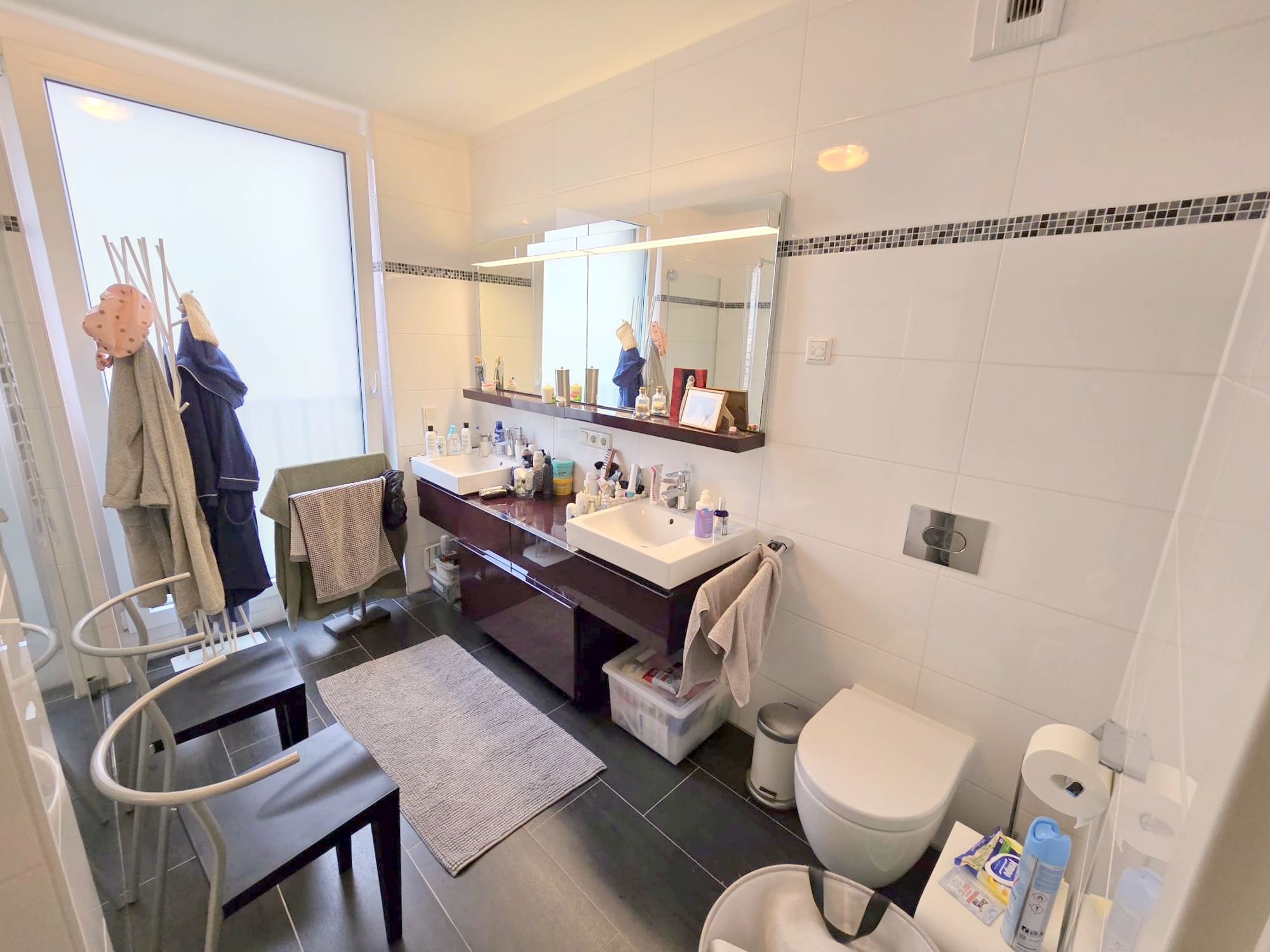 Privatstraße Sachsenhausen: Attraktive 3-Zimmer-Wohnung mit großem Balkon + Einbauküche + TG-Platz