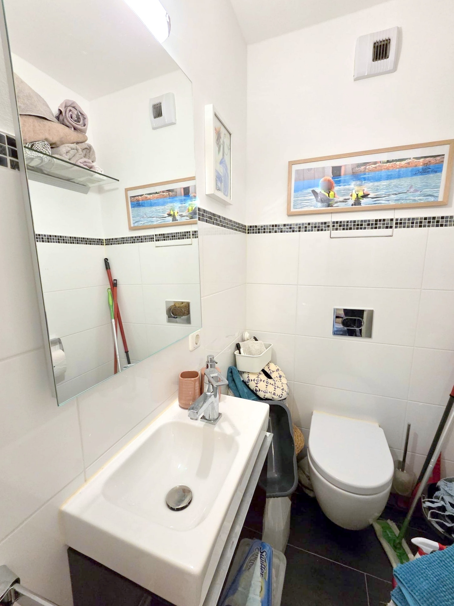 Privatstraße Sachsenhausen: Attraktive 3-Zimmer-Wohnung mit großem Balkon + Einbauküche + TG-Platz