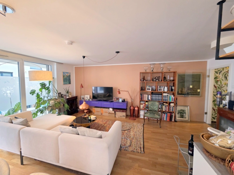 Privatstraße Sachsenhausen: Attraktive 3-Zimmer-Wohnung mit großem Balkon + Einbauküche + TG-Platz