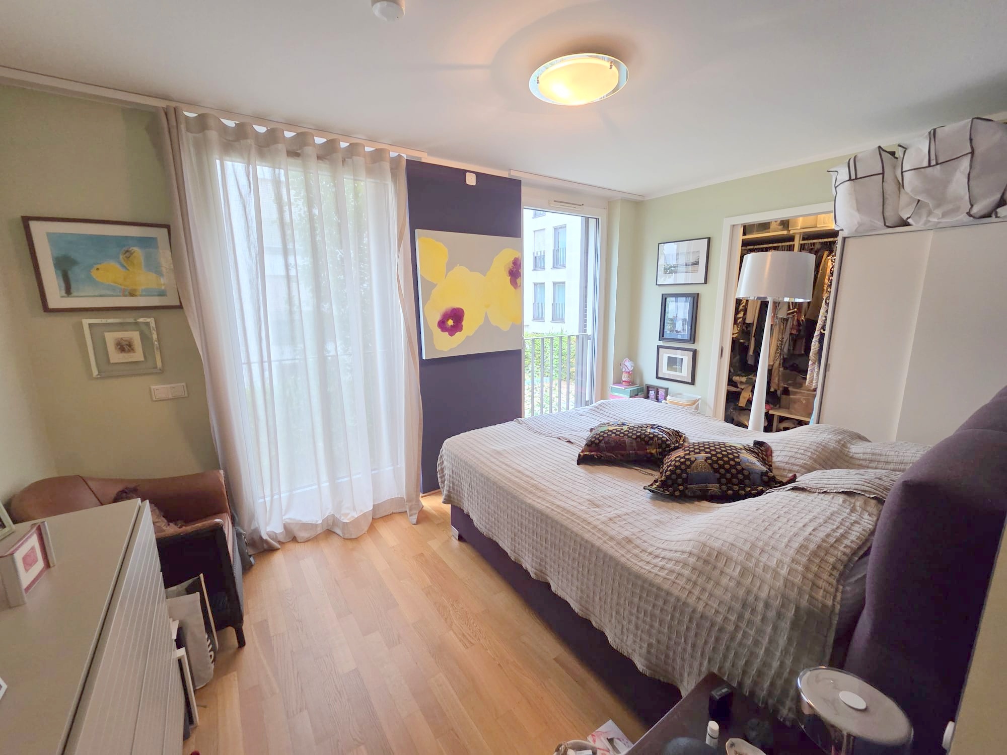 Privatstraße Sachsenhausen: Attraktive 3-Zimmer-Wohnung mit großem Balkon + Einbauküche + TG-Platz