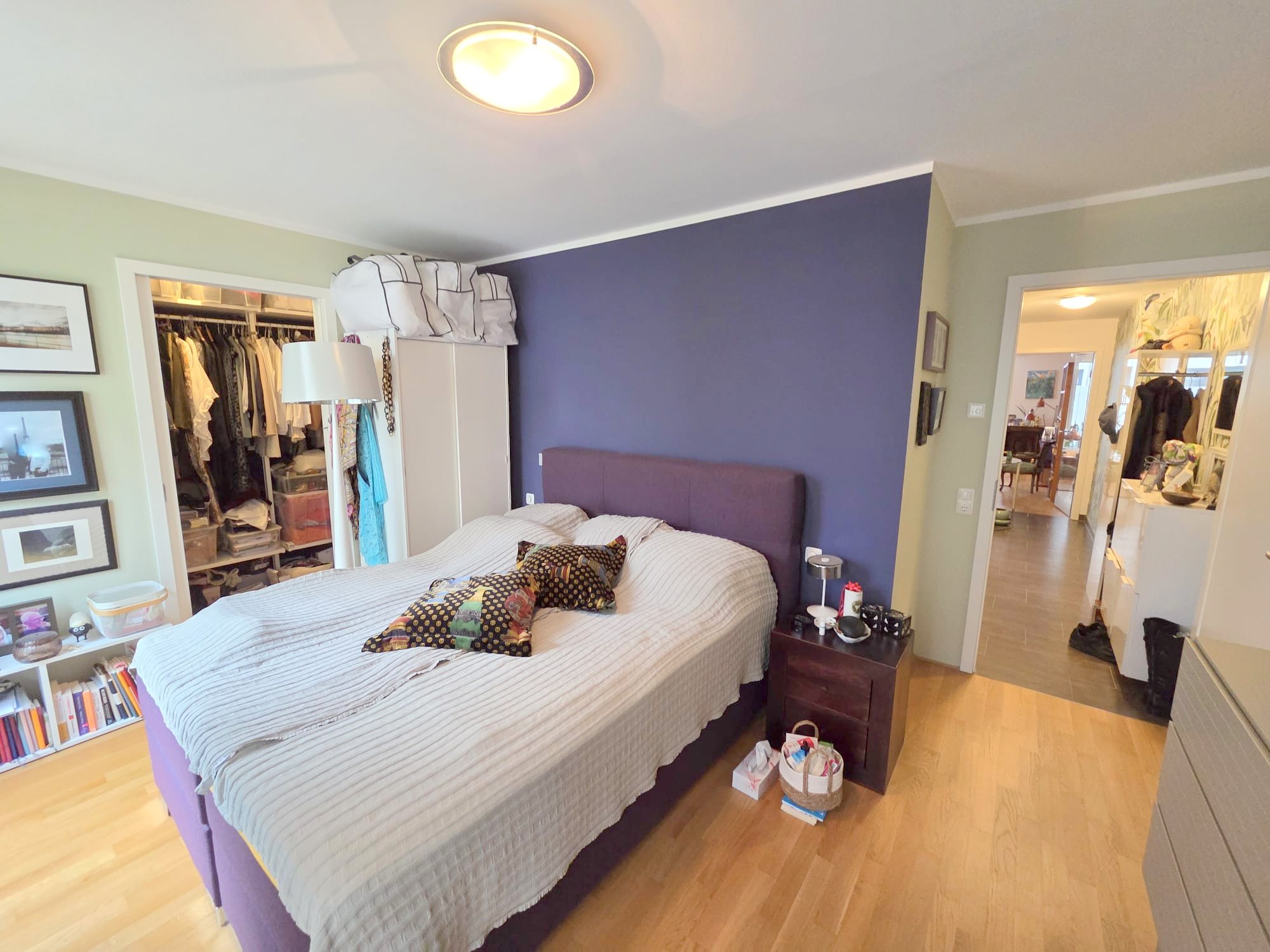 Privatstraße Sachsenhausen: Attraktive 3-Zimmer-Wohnung mit großem Balkon + Einbauküche + TG-Platz