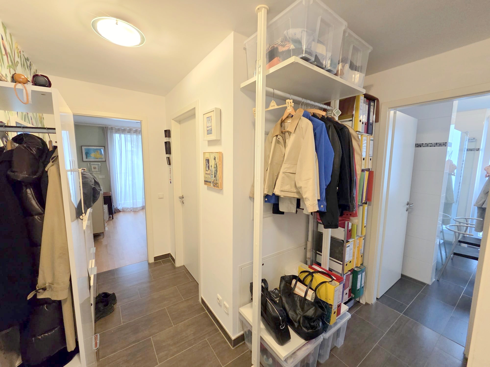 Privatstraße Sachsenhausen: Attraktive 3-Zimmer-Wohnung mit großem Balkon + Einbauküche + TG-Platz