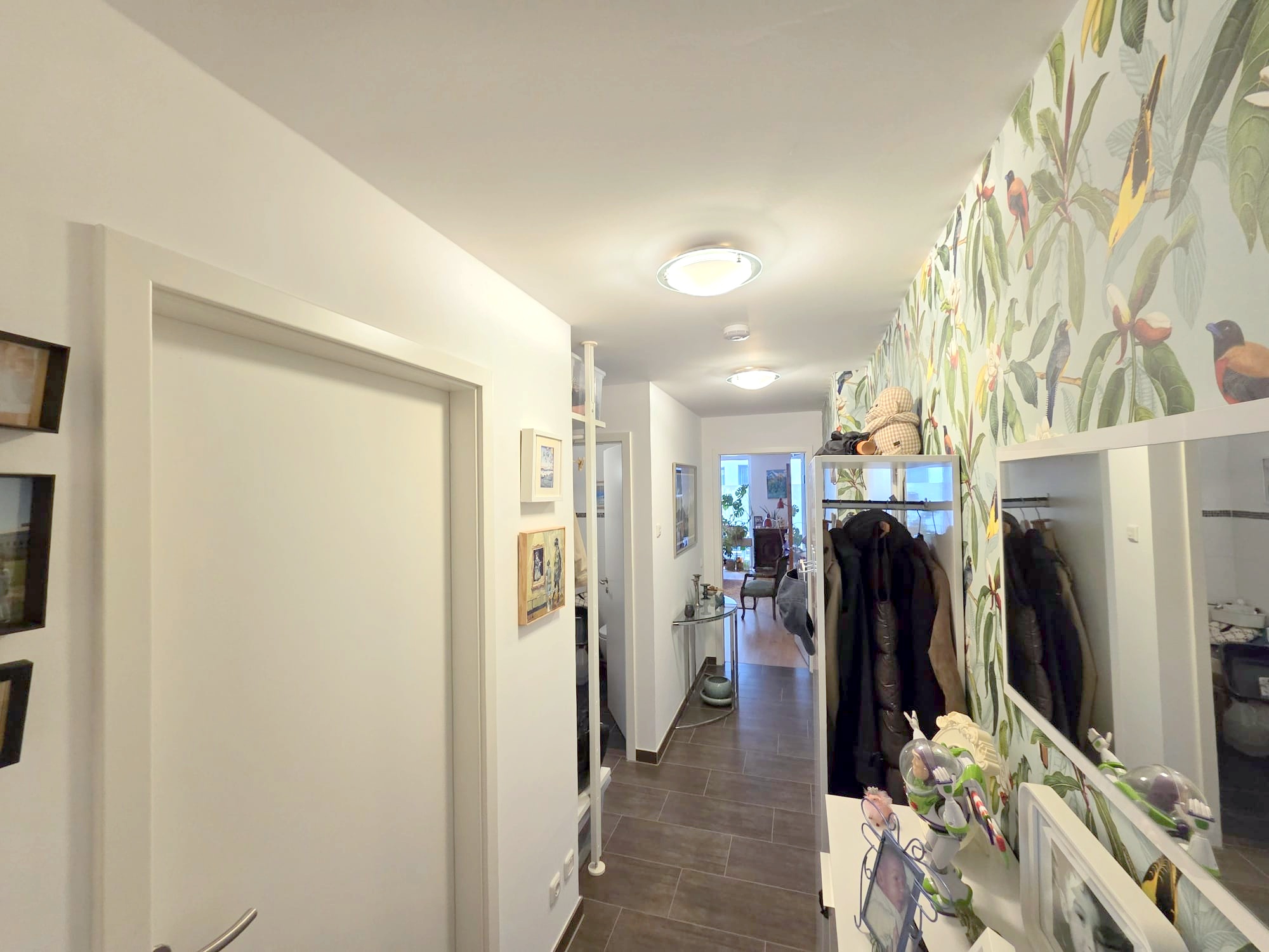 Privatstraße Sachsenhausen: Attraktive 3-Zimmer-Wohnung mit großem Balkon + Einbauküche + TG-Platz