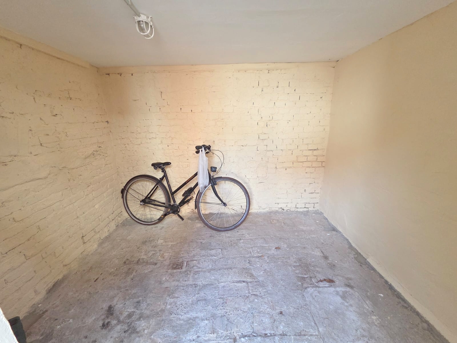 Großzügig + frisch renoviert:  3-Zimmerwohnung mit Wohnküche +  KFZ-Stellplatz möglich – ruhig in Eckenheim
