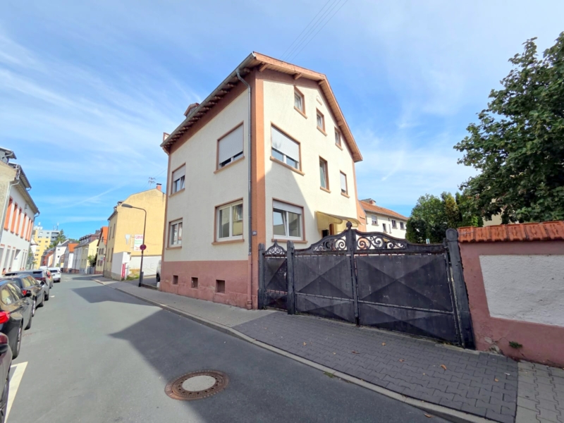 Großzügig + frisch renoviert:  3-Zimmerwohnung mit Wohnküche +  KFZ-Stellplatz möglich – ruhig in Eckenheim
