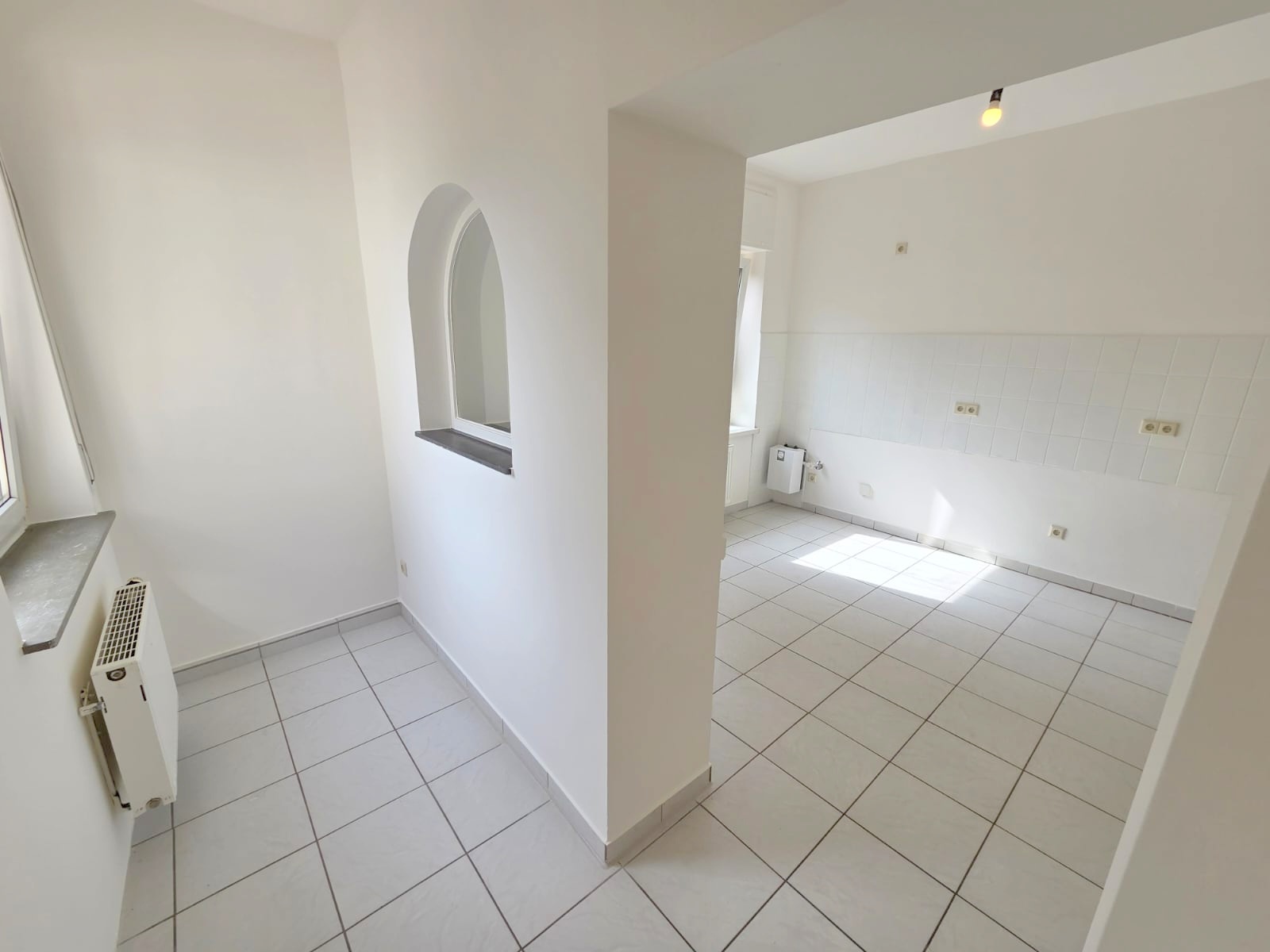 Großzügig + frisch renoviert:  3-Zimmerwohnung mit Wohnküche +  KFZ-Stellplatz möglich – ruhig in Eckenheim