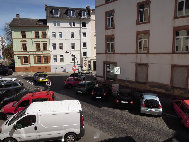 Großzügige sonnige 2 Zimmerwohnung mit Südbalkon + Einbauküche + PKW Platz möglich – nahe Berger Straße – Bornheim Mitte