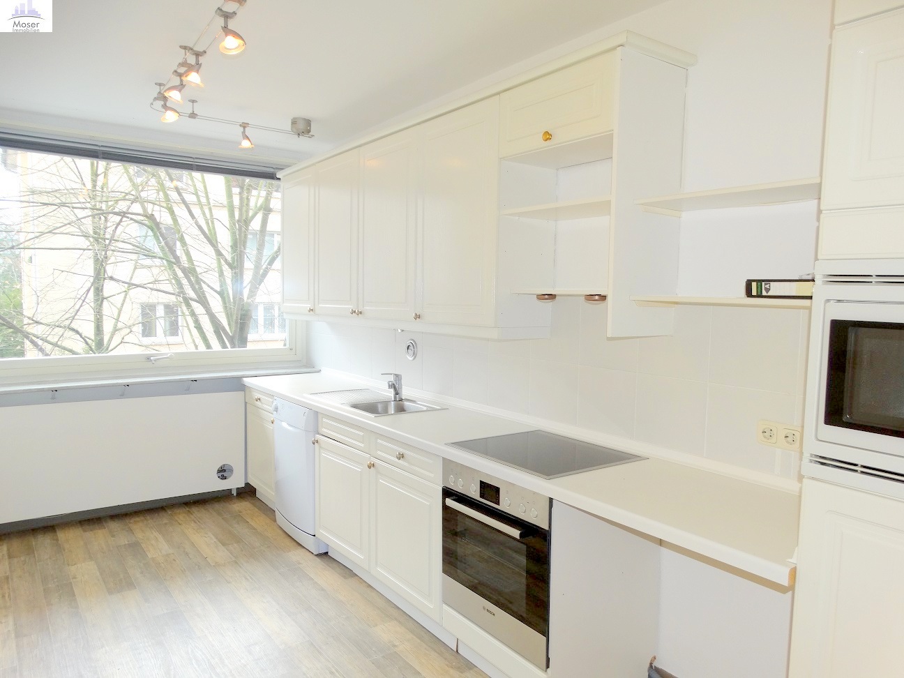 In perfekter Westendlage! Große 2 Zimmerwohnung inkl. Einbauküche + mit tollem Südbalkon & Gartennutzung