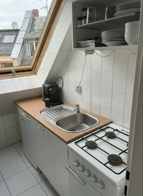 Bestlage Bornheim! Kleine gemütliche 2 Zimmer DG-Wohnung mit 2 Balkonen direkt auf Berger Straße