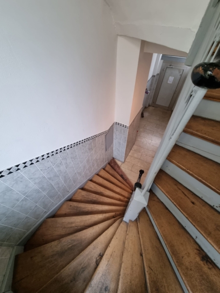 Bestlage Bornheim! Kleine gemütliche 2 Zimmer DG-Wohnung mit 2 Balkonen direkt auf Berger Straße