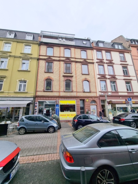 Bestlage Bornheim! Kleine gemütliche 2 Zimmer DG-Wohnung mit 2 Balkonen direkt auf Berger Straße