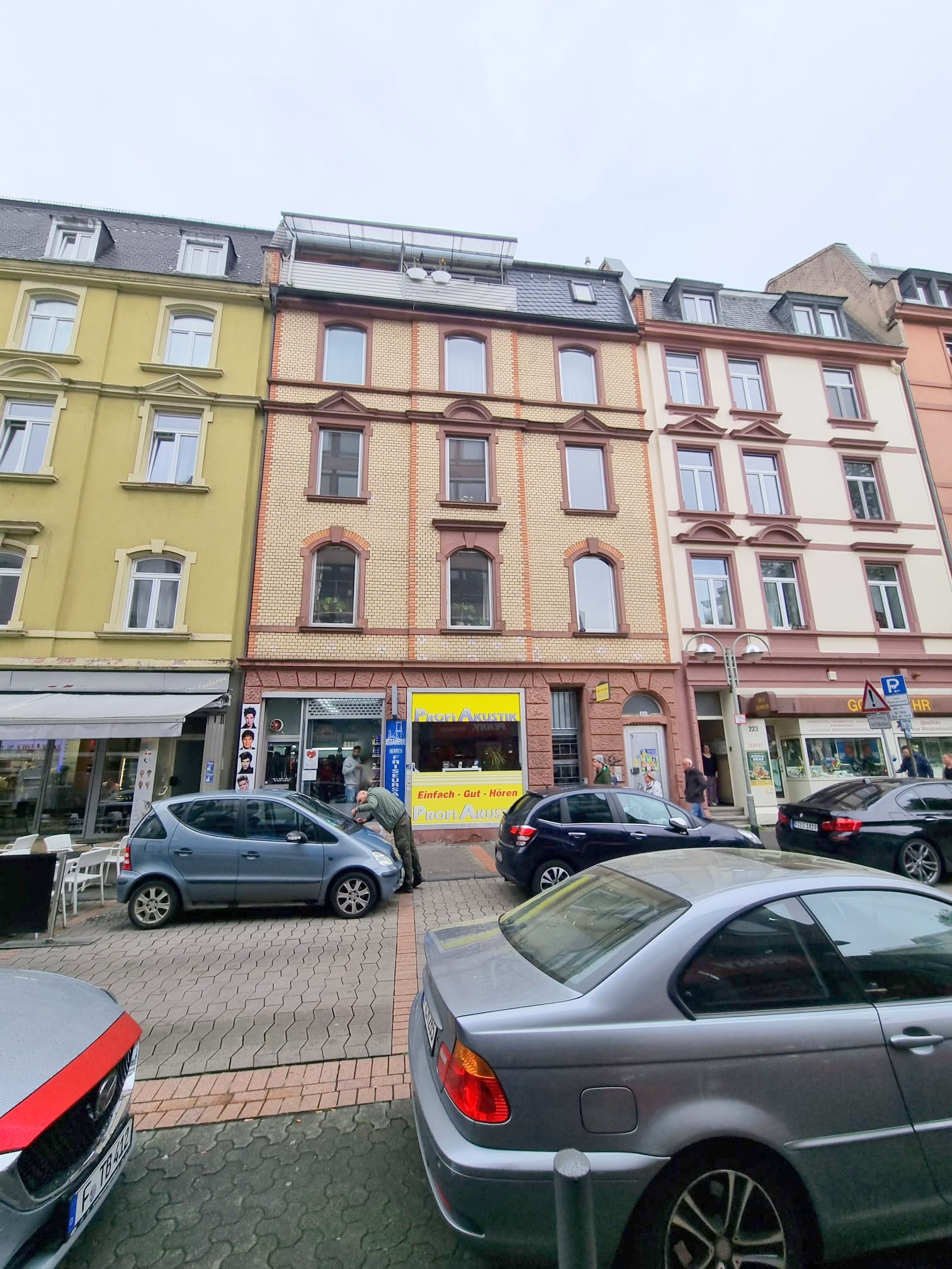 Bestlage Bornheim! Kleine gemütliche 2 Zimmer DG-Wohnung mit 2 Balkonen direkt auf Berger Straße