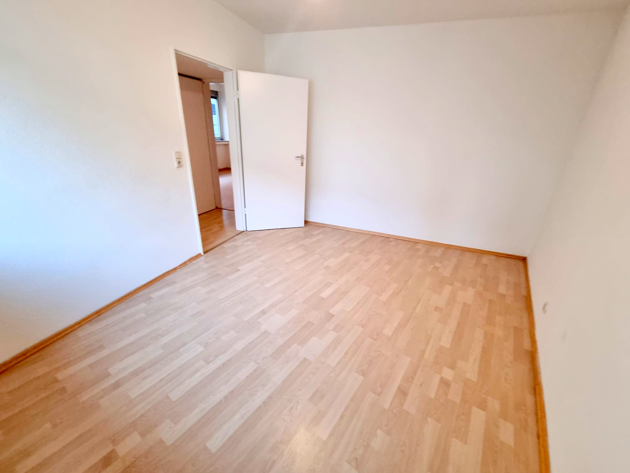 2024 komplett neu renoviert: Großzügige 2,5-Zimmer Wohnung – mitten in der Offenbacher Fußgängerzone