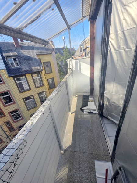 Bestlage Bornheim! Kleine gemütliche 2 Zimmer DG-Wohnung mit 2 Balkonen direkt auf Berger Straße