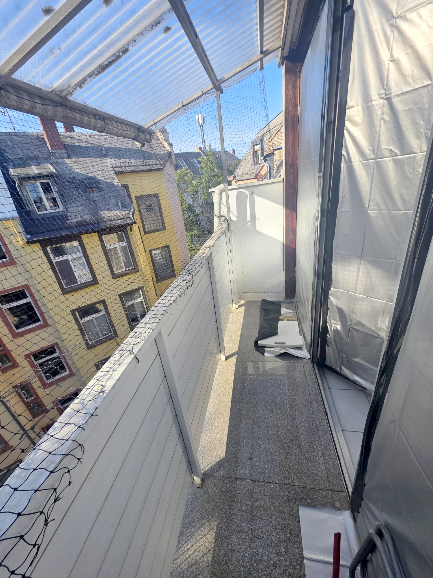 Bestlage Bornheim! Kleine gemütliche 2 Zimmer DG-Wohnung mit 2 Balkonen direkt auf Berger Straße