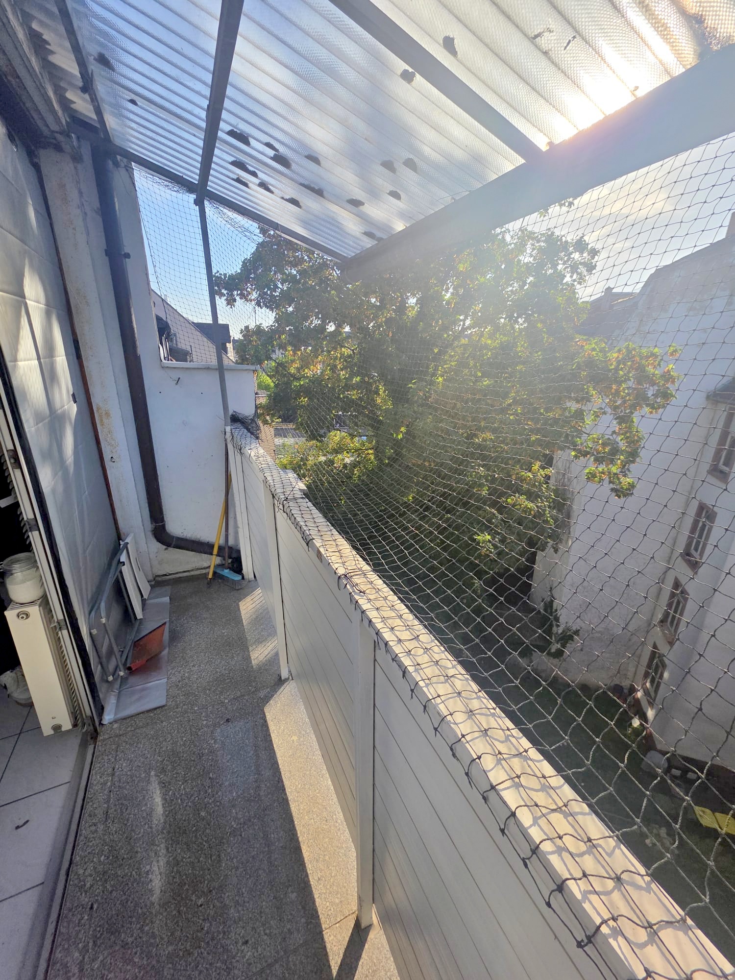 Bestlage Bornheim! Kleine gemütliche 2 Zimmer DG-Wohnung mit 2 Balkonen direkt auf Berger Straße