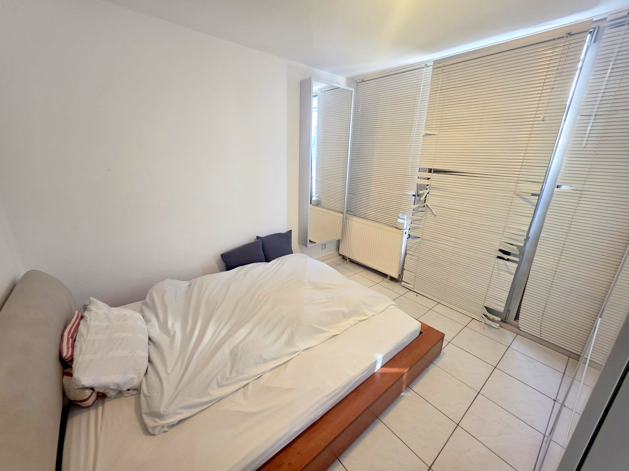 Bestlage Bornheim! Kleine gemütliche 2 Zimmer DG-Wohnung mit 2 Balkonen direkt auf Berger Straße