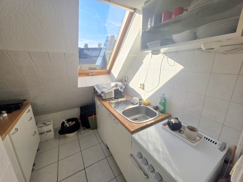 Bestlage Bornheim! Kleine gemütliche 2 Zimmer DG-Wohnung mit 2 Balkonen direkt auf Berger Straße