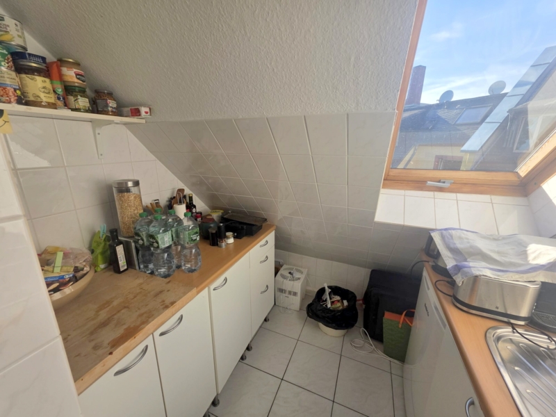 Bestlage Bornheim! Kleine gemütliche 2 Zimmer DG-Wohnung mit 2 Balkonen direkt auf Berger Straße