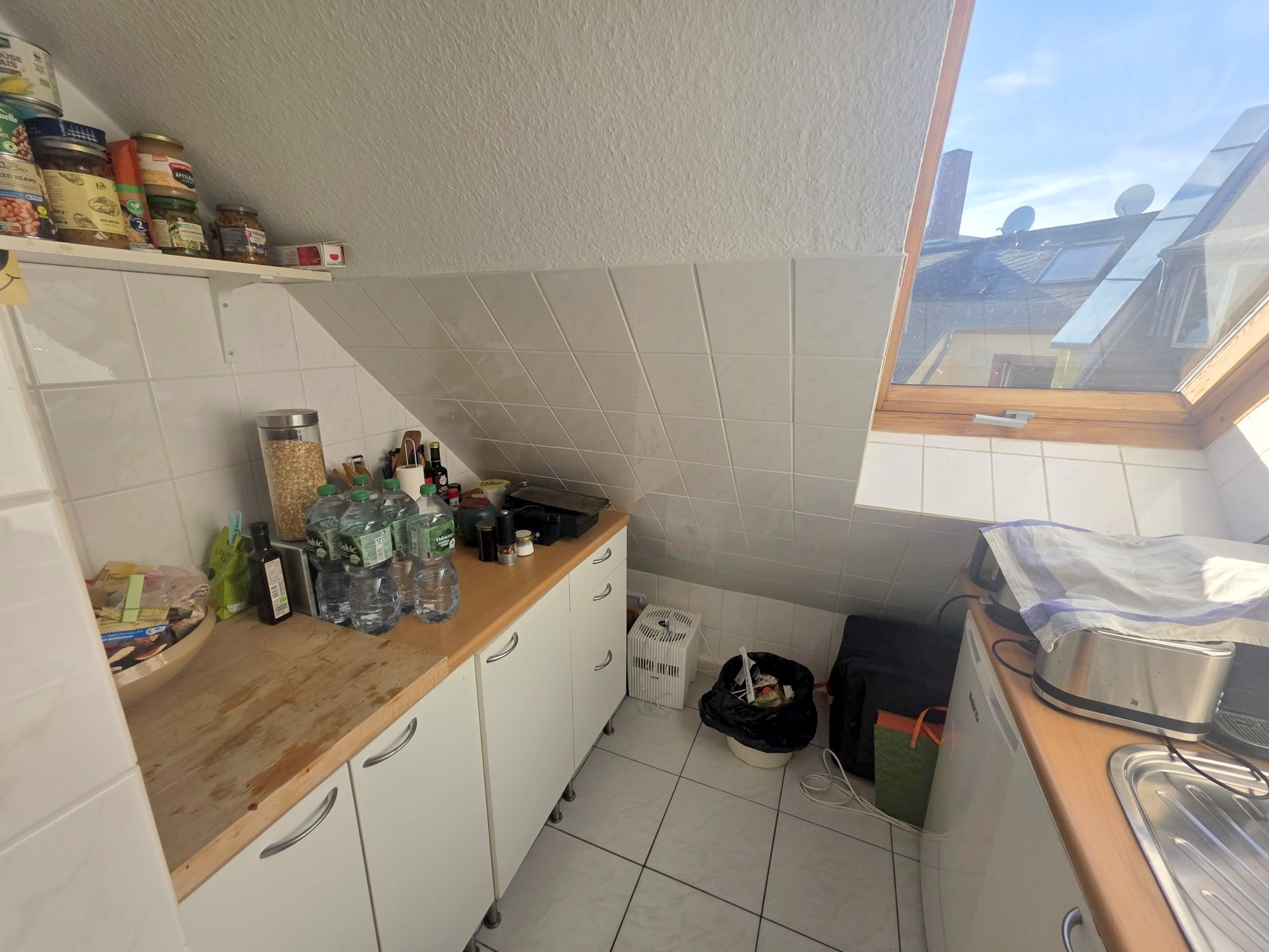 Bestlage Bornheim! Kleine gemütliche 2 Zimmer DG-Wohnung mit 2 Balkonen direkt auf Berger Straße
