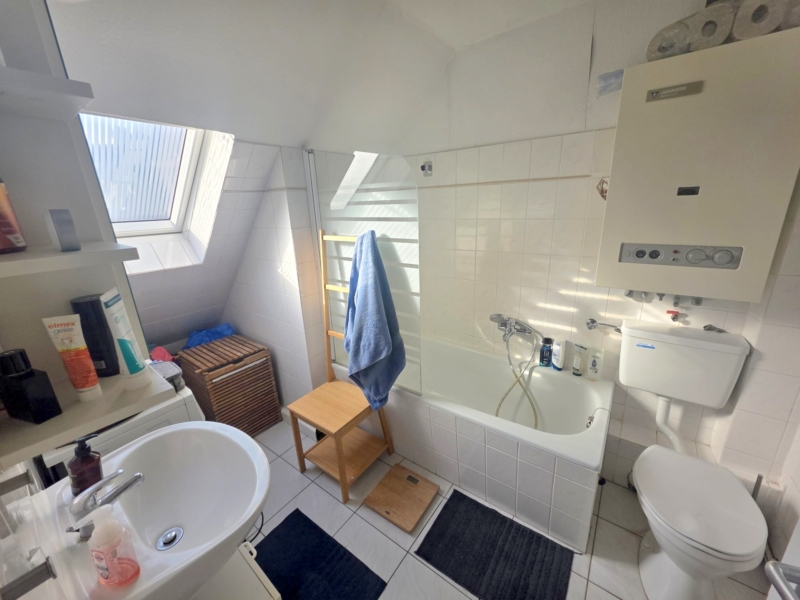 Bestlage Bornheim! Kleine gemütliche 2 Zimmer DG-Wohnung mit 2 Balkonen direkt auf Berger Straße