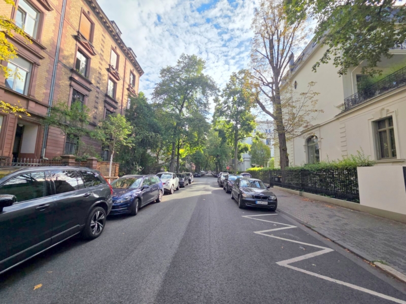 In perfekter Westendlage! Große 2 Zimmerwohnung inkl. Einbauküche + mit tollem Südbalkon & Gartennutzung