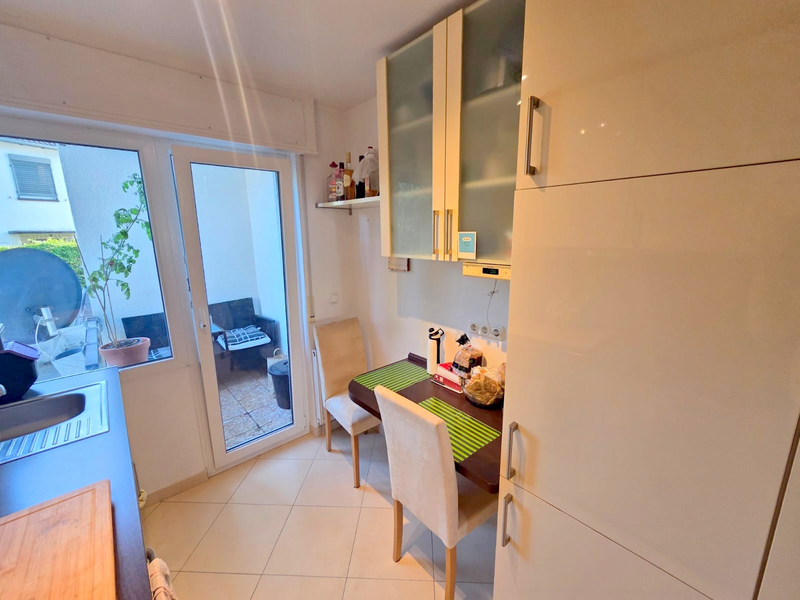 Gemütliche, sonnige 3 Zimmer Gartenwohnung inkl. Einbauküche und Wannenbad in Neu-Isenburg