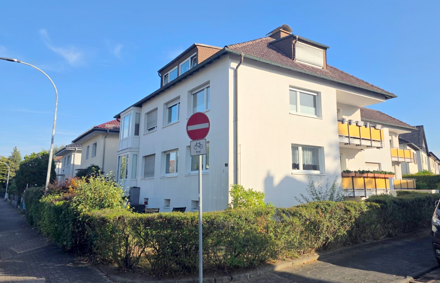 Gemütliche, sonnige 3 Zimmer Gartenwohnung inkl. Einbauküche und Wannenbad in Neu-Isenburg