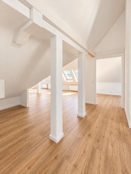 Neu umfassend renoviert! Ganz oben! Schick + Stylisch! 2-Zimmer DG Wohnung mit Klimaanlage – zentral in Bornheim