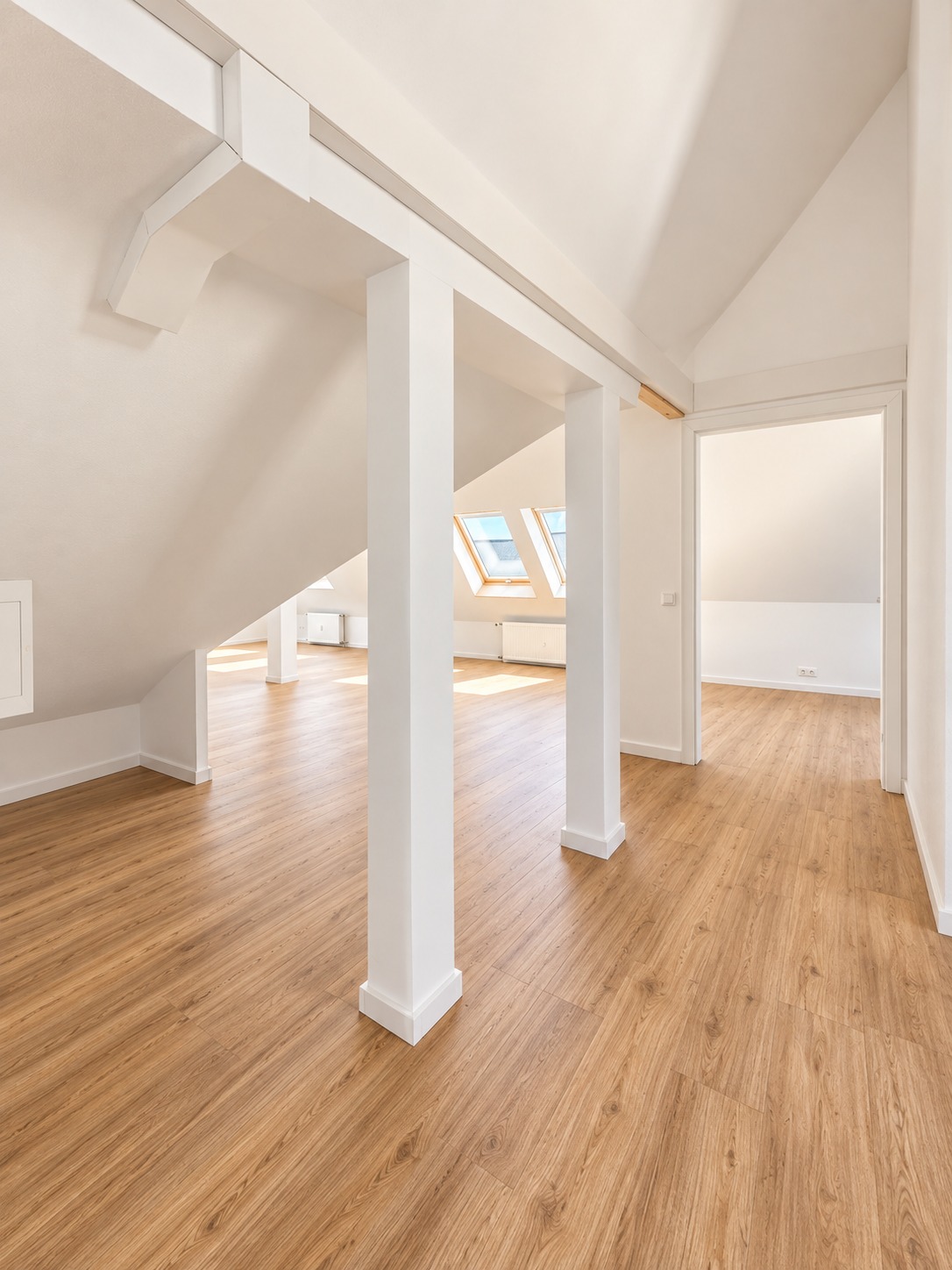 Neu umfassend renoviert! Ganz oben! Schick + Stylisch! 2-Zimmer DG Wohnung mit Klimaanlage – zentral in Bornheim
