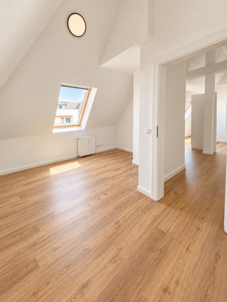 Neu umfassend renoviert! Ganz oben! Schick + Stylisch! 2-Zimmer DG Wohnung mit Klimaanlage – zentral in Bornheim