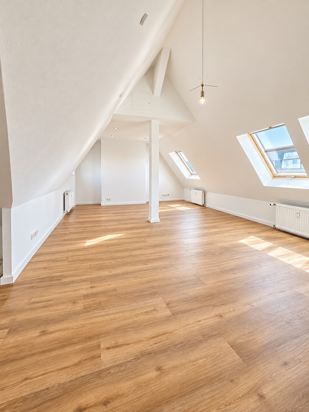 Neu umfassend renoviert! Ganz oben! Schick + Stylisch! 2-Zimmer DG Wohnung mit Klimaanlage – zentral in Bornheim