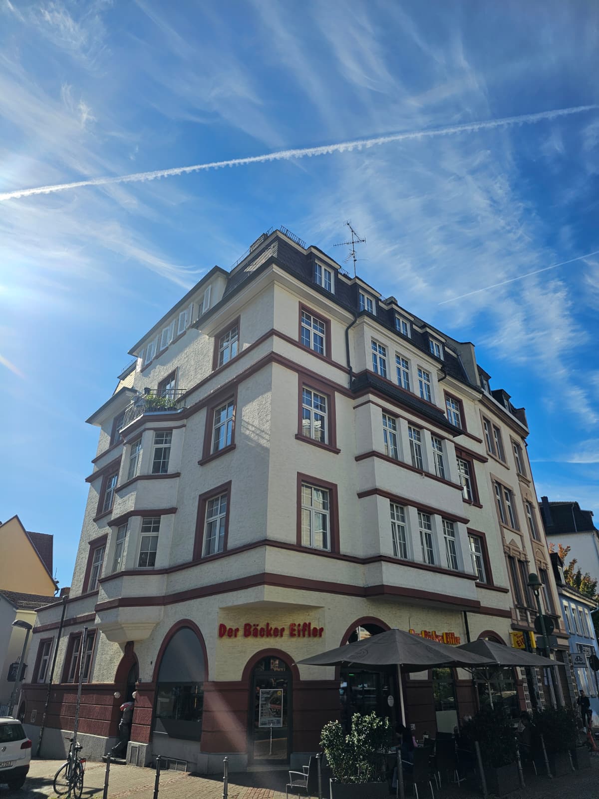 Neu umfassend renoviert! Ganz oben! Schick + Stylisch! 2-Zimmer DG Wohnung mit Klimaanlage – zentral in Bornheim
