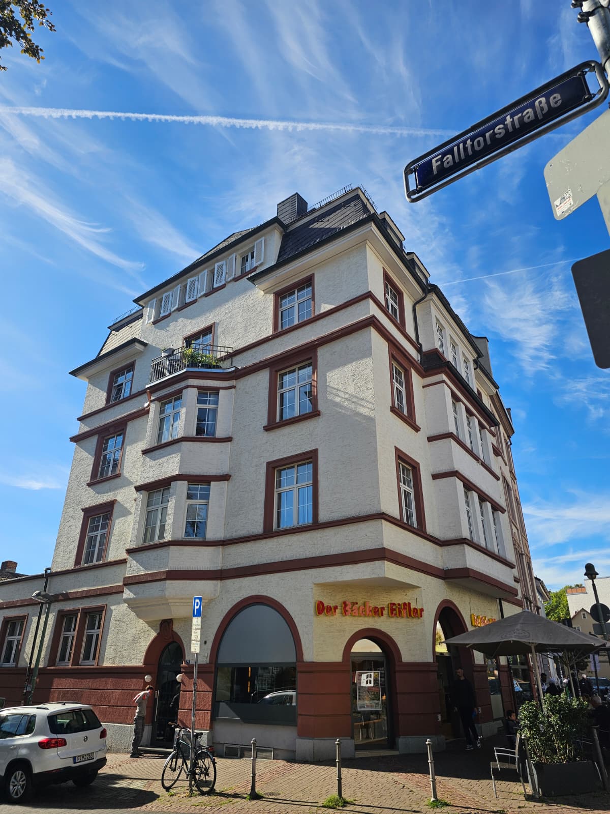 Neu umfassend renoviert! Ganz oben! Schick + Stylisch! 2-Zimmer DG Wohnung mit Klimaanlage – zentral in Bornheim