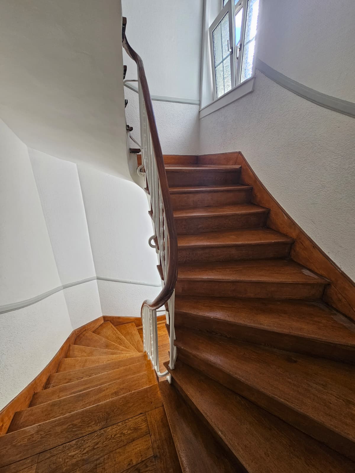 Neu umfassend renoviert! Ganz oben! Schick + Stylisch! 2-Zimmer DG Wohnung mit Klimaanlage – zentral in Bornheim