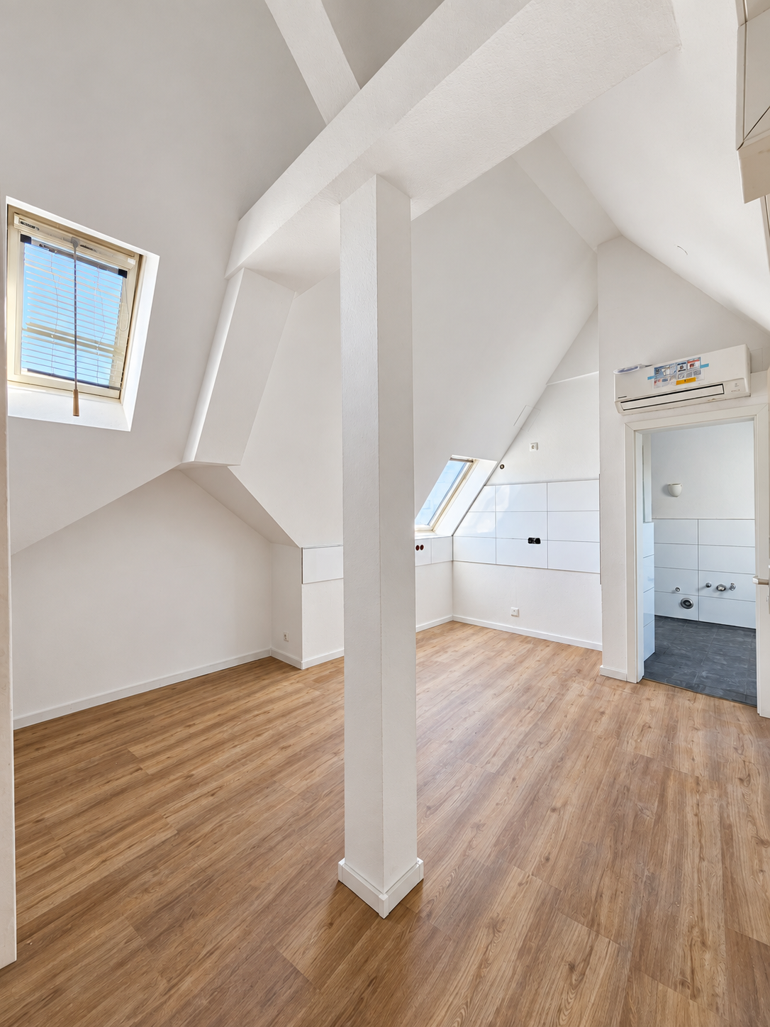 Neu umfassend renoviert! Ganz oben! Schick + Stylisch! 2-Zimmer DG Wohnung mit Klimaanlage – zentral in Bornheim