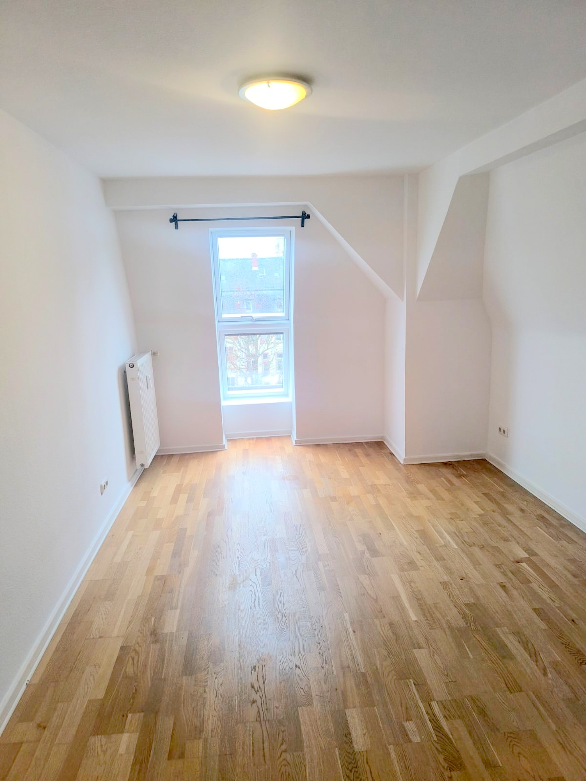 Ab sofort! Beste Lage direkt am Schweizer Platz! Ganz oben 5.OG im Altbau ohne ! Aufzug: Gemütliche 3 Zimmerwohnung mit Parkett und Einbauküche