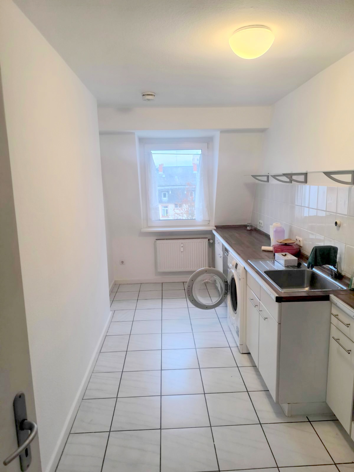 Ab sofort! Beste Lage direkt am Schweizer Platz! Ganz oben 5.OG im Altbau ohne ! Aufzug: Gemütliche 3 Zimmerwohnung mit Parkett und Einbauküche