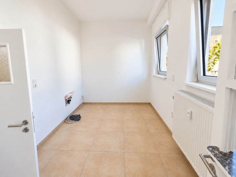 Nagelneu renoviert! Lichtdurchflutete Gewerbe-/Verkaufs-/Café Fläche in Hanau – zentrumsnah