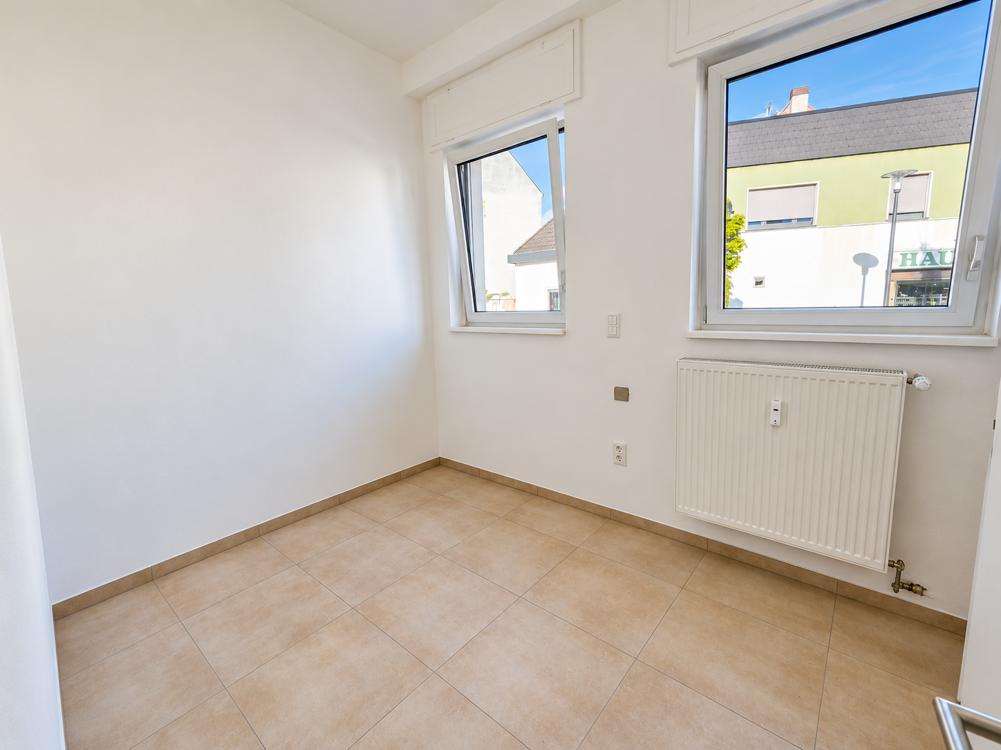 Nagelneu renoviert! Lichtdurchflutete Gewerbe-/Verkaufs-/Café Fläche in Hanau – zentrumsnah