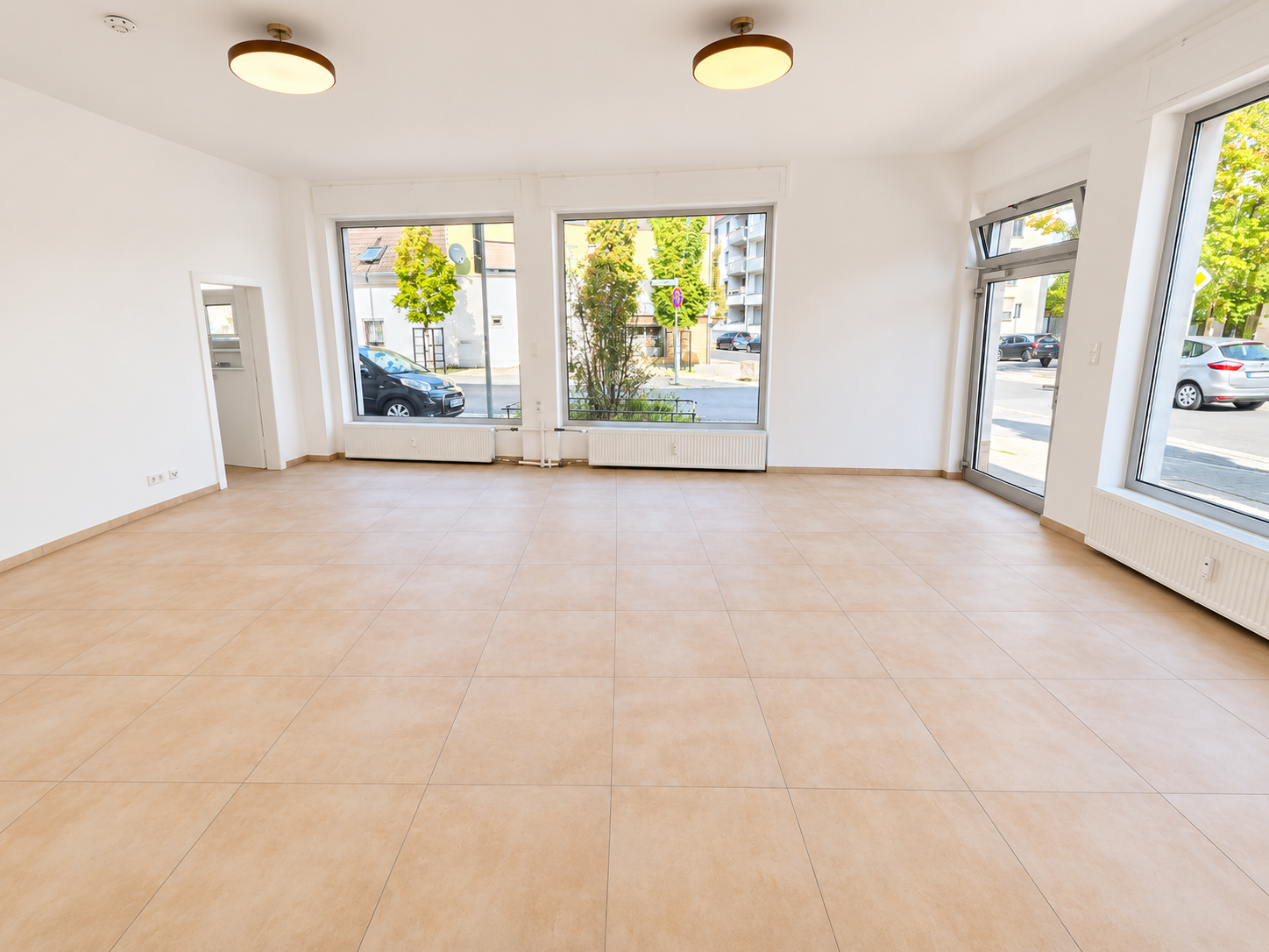 Nagelneu renoviert! Lichtdurchflutete Gewerbe-/Verkaufs-/Café Fläche in Hanau – zentrumsnah