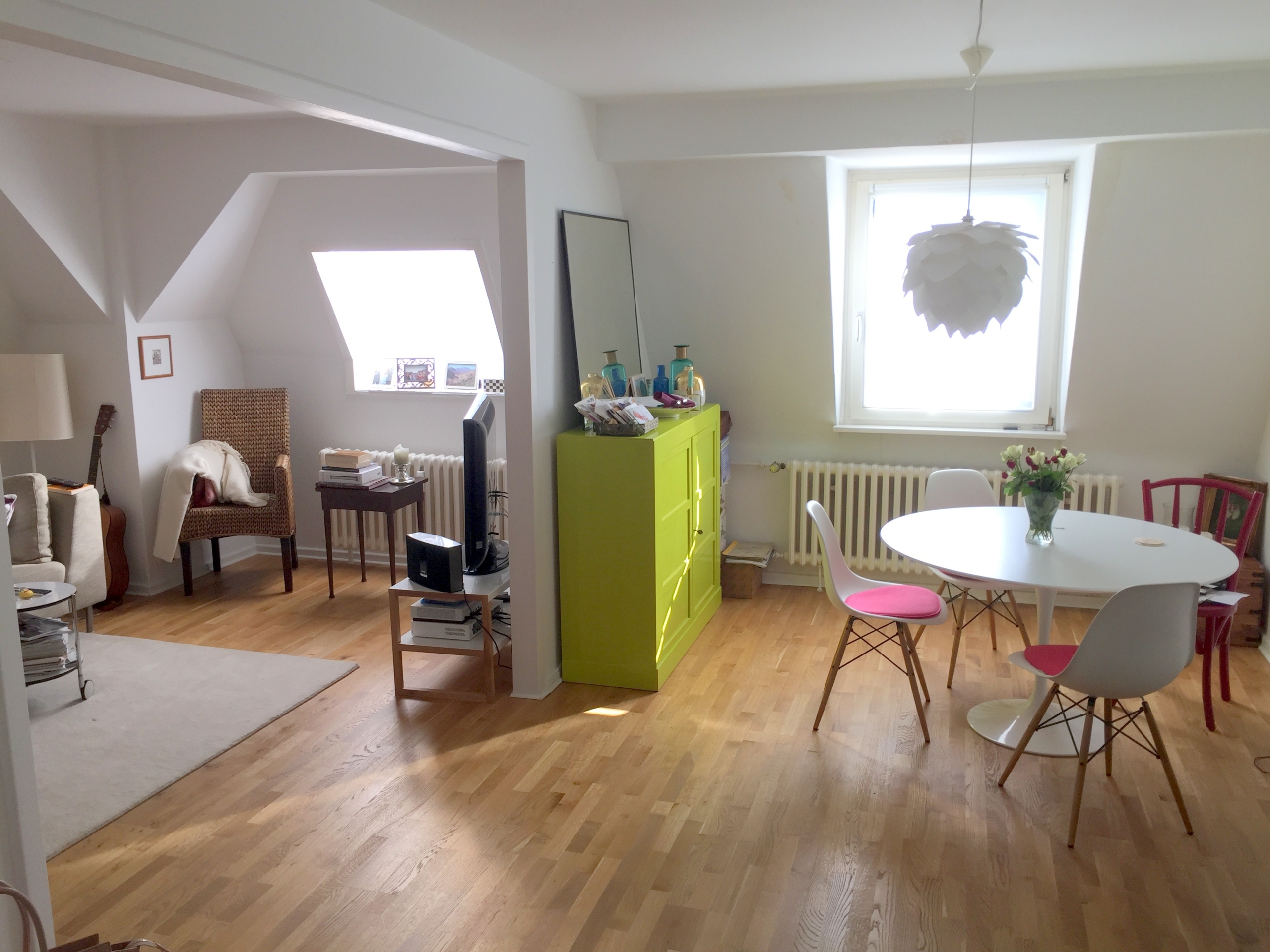 Ab sofort! Beste Lage direkt am Schweizer Platz! Ganz oben 5.OG im Altbau ohne ! Aufzug: Gemütliche 3 Zimmerwohnung mit Parkett und Einbauküche